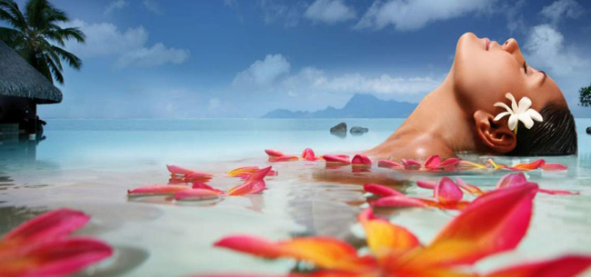 Tahiti Full Body, Face & Hair Massage: Mε λουλούδια τιαρέ σε έλαιο καρύδας της Monoi Tiki 60’